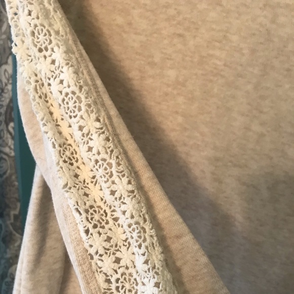 Cute top with flower lace 3/4 sleeves - Picture 4 of 5